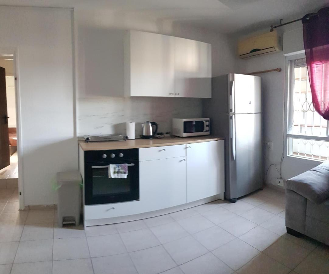 Ferienwohnung Cozy Flat With Parking Well-Placed Near Tlv Airport Lod Exterior foto